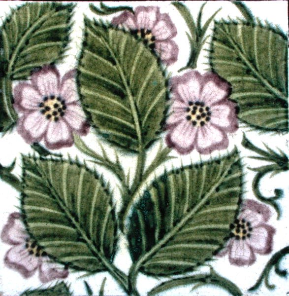 Fliser med blomsterdesign (keramikk) av William de Morgan