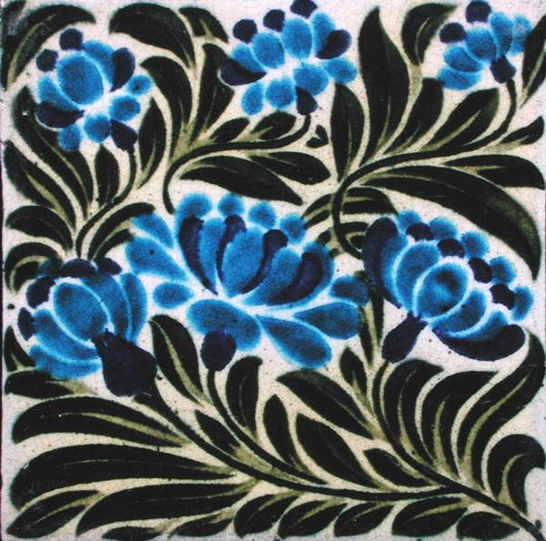 Fliser med blomsterdesign (keramikk) av William de Morgan