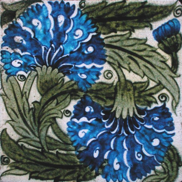 Fliser med blomsterdesign (keramikk) av William de Morgan