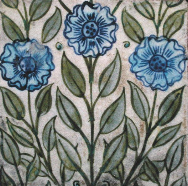 Fliser med stilisert blomsterdesign (keramikk) av William de Morgan