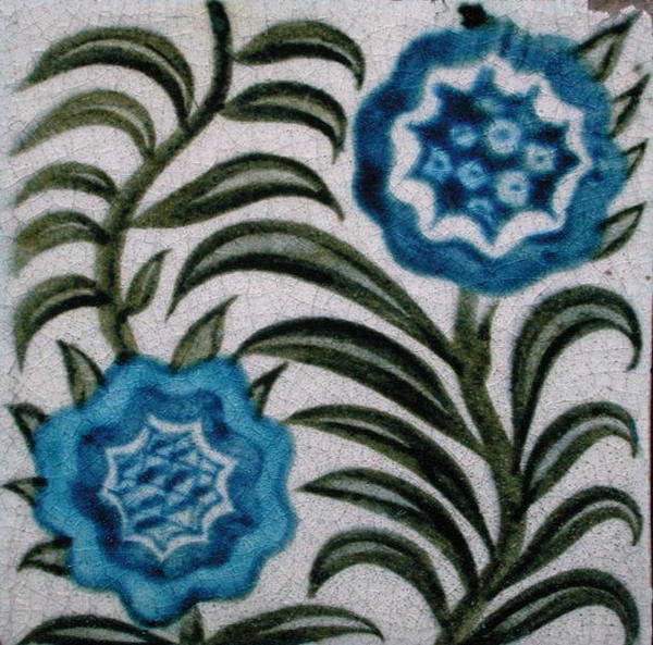 Flis med stiliserte blomster (keramikk) av William de Morgan