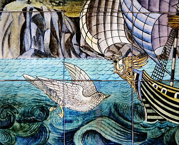Fliser som viser en gallion av William de Morgan