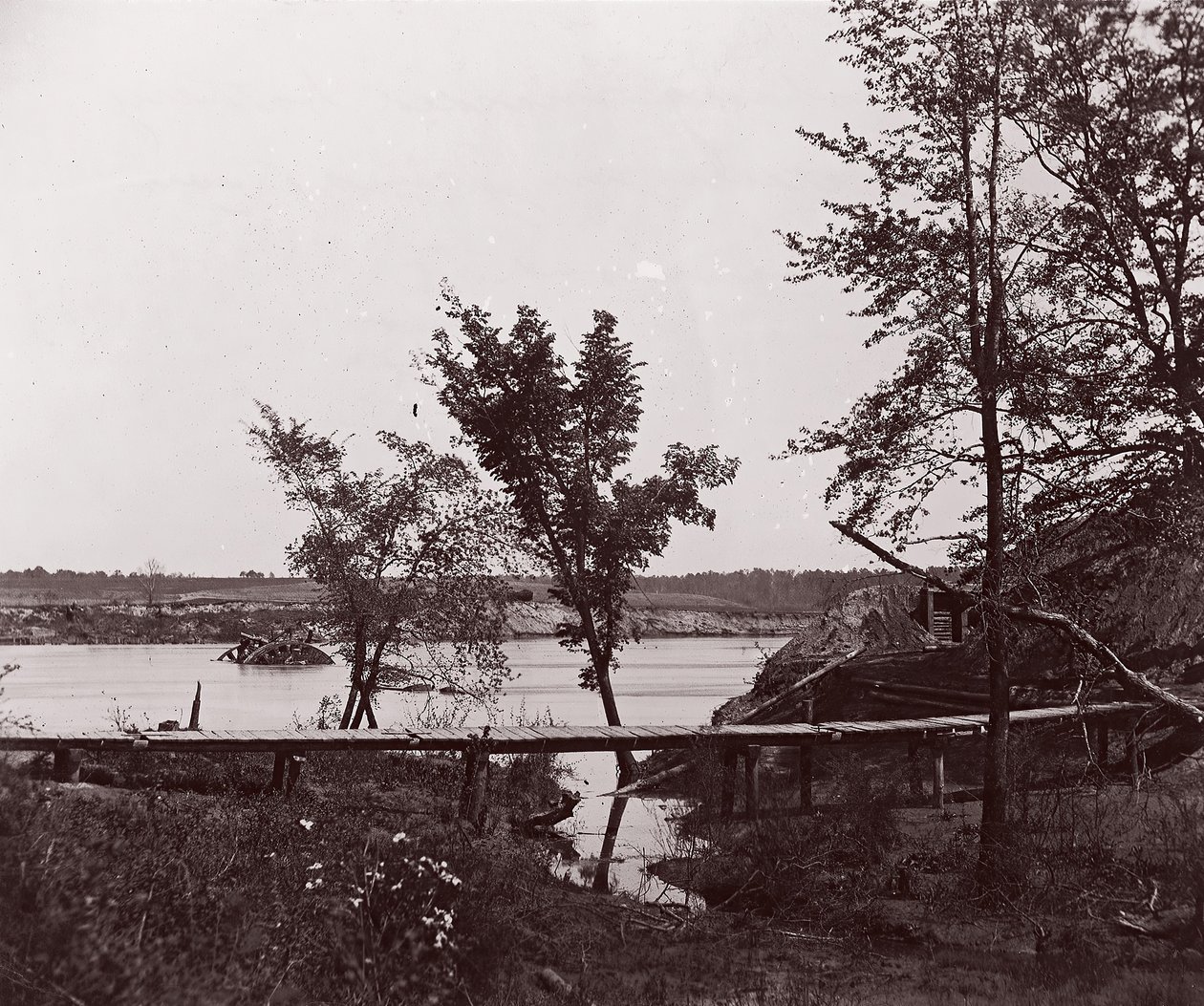 Fort Darling. Maskert batteri og hindring i James River, ca. 1865. av William Frank Browne