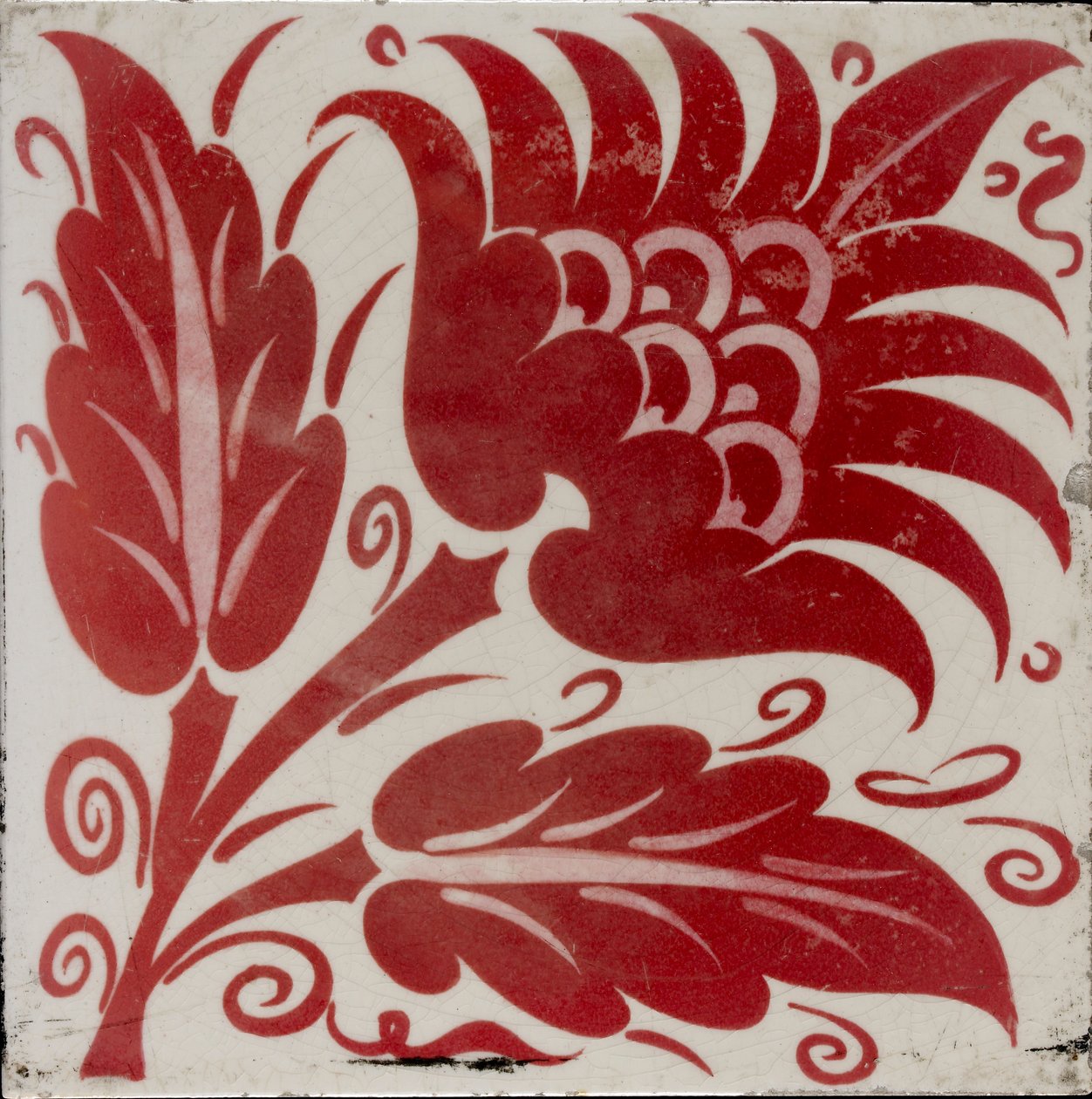 Flis med stilisert blomst med to blader og ranker, 1882-1888 av William Frend De Morgan