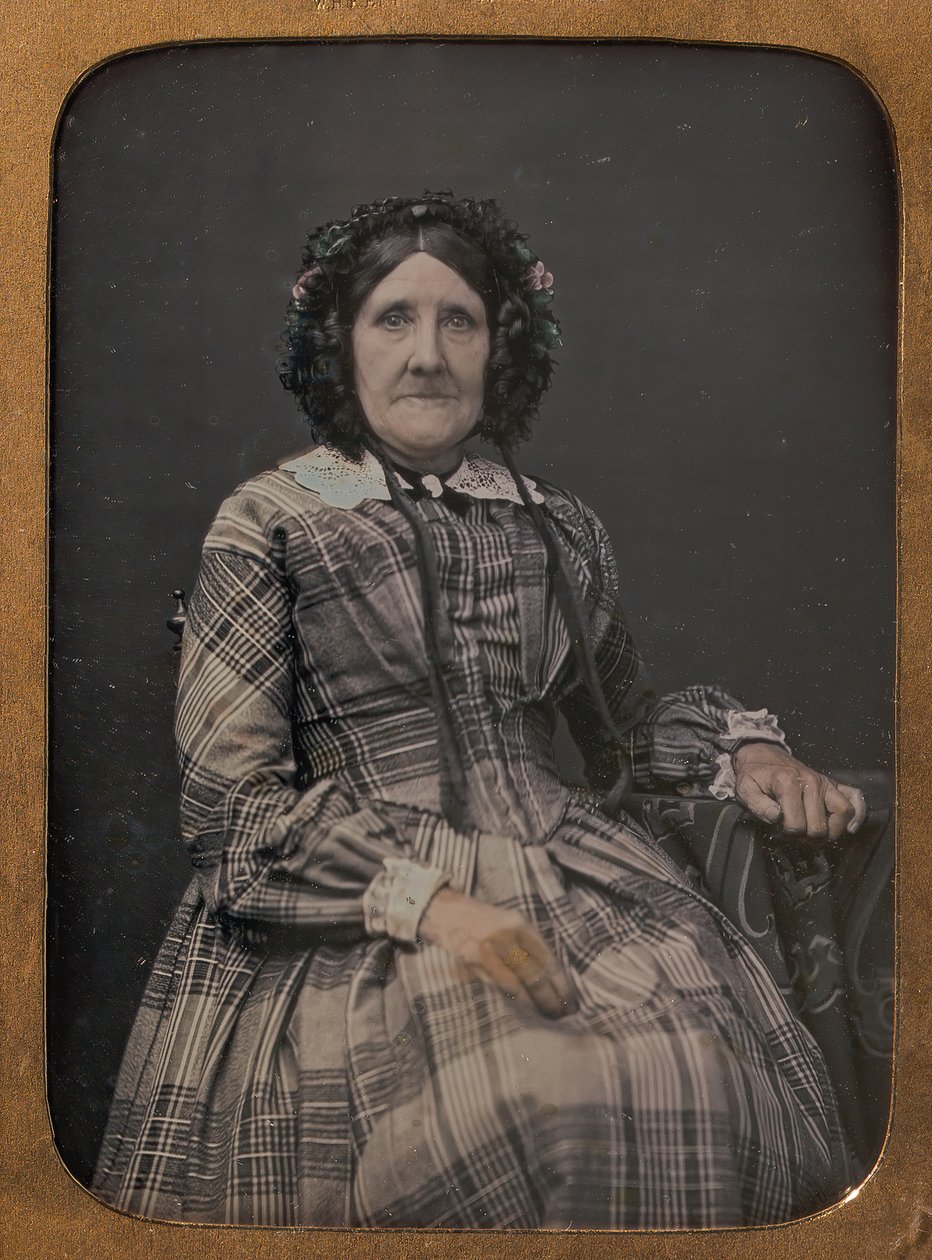 Sittende eldre kvinne iført rutete kjole og panser, 1854-60. av William Hardy Kent