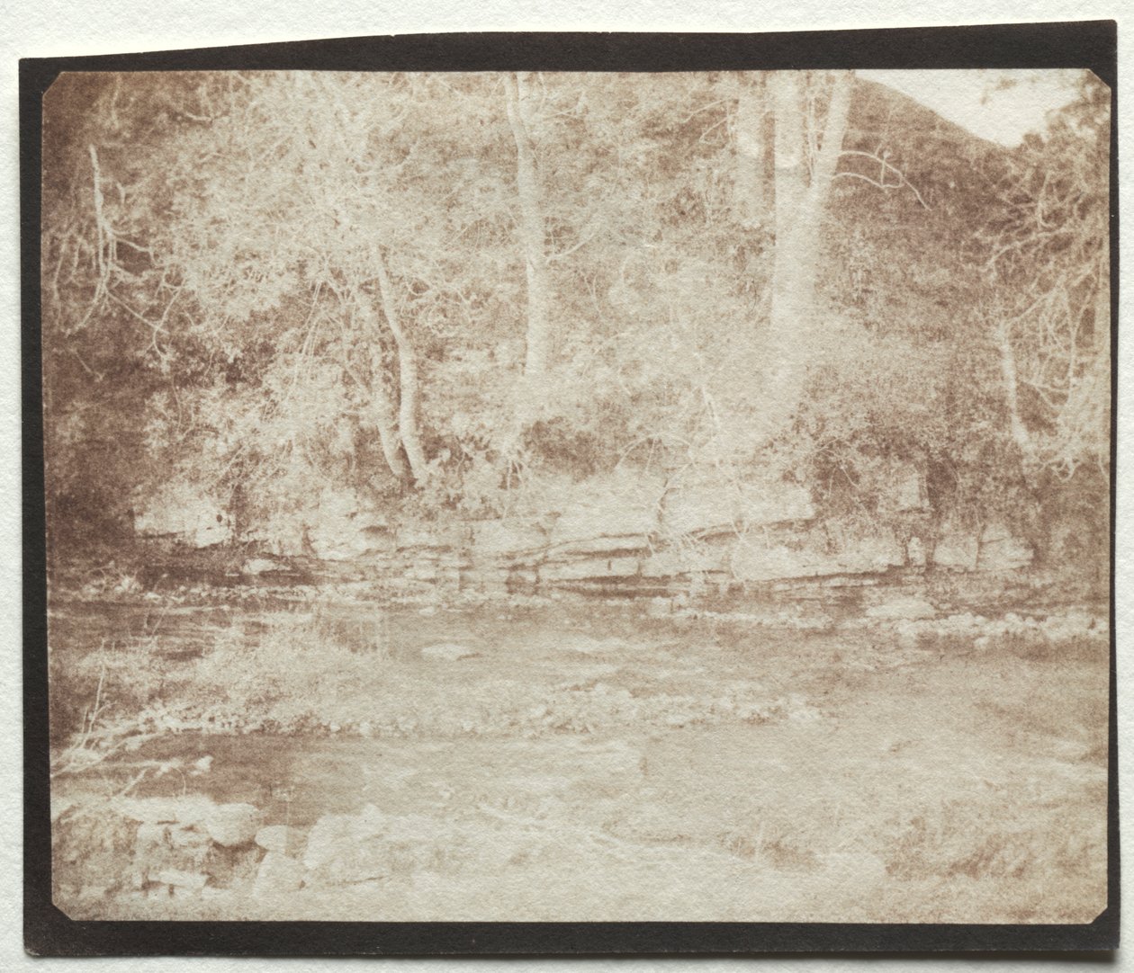 En fjellrev som renner ved foten av Doune Castle av William Henry Fox Talbot