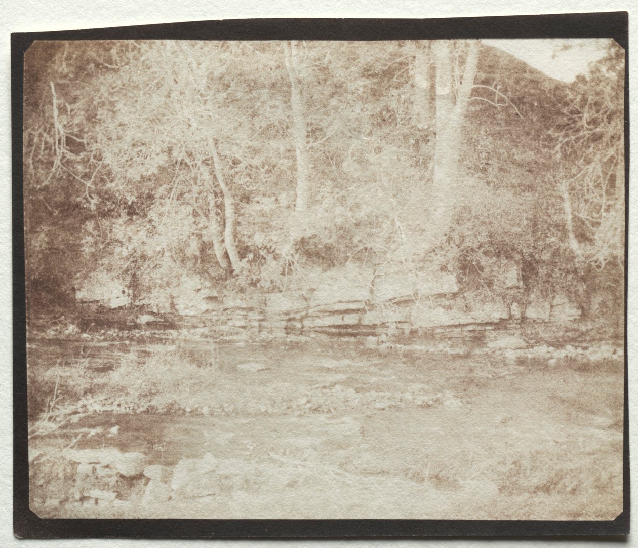 En fjellrev som renner ved foten av Doune Castle, 1844. av William Henry Fox Talbot