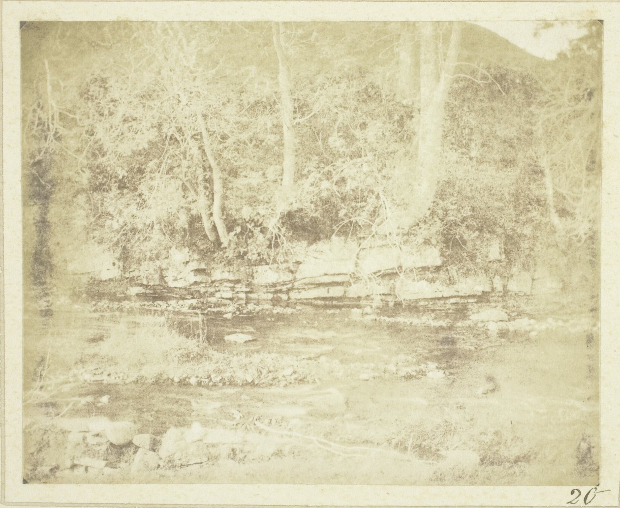 En fjellrev som renner ved foten av Doune Castle av William Henry Fox Talbot