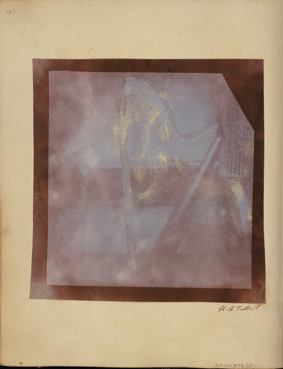 Amelinas harpe i biblioteket, Lacock Abbey av William Henry Fox Talbot