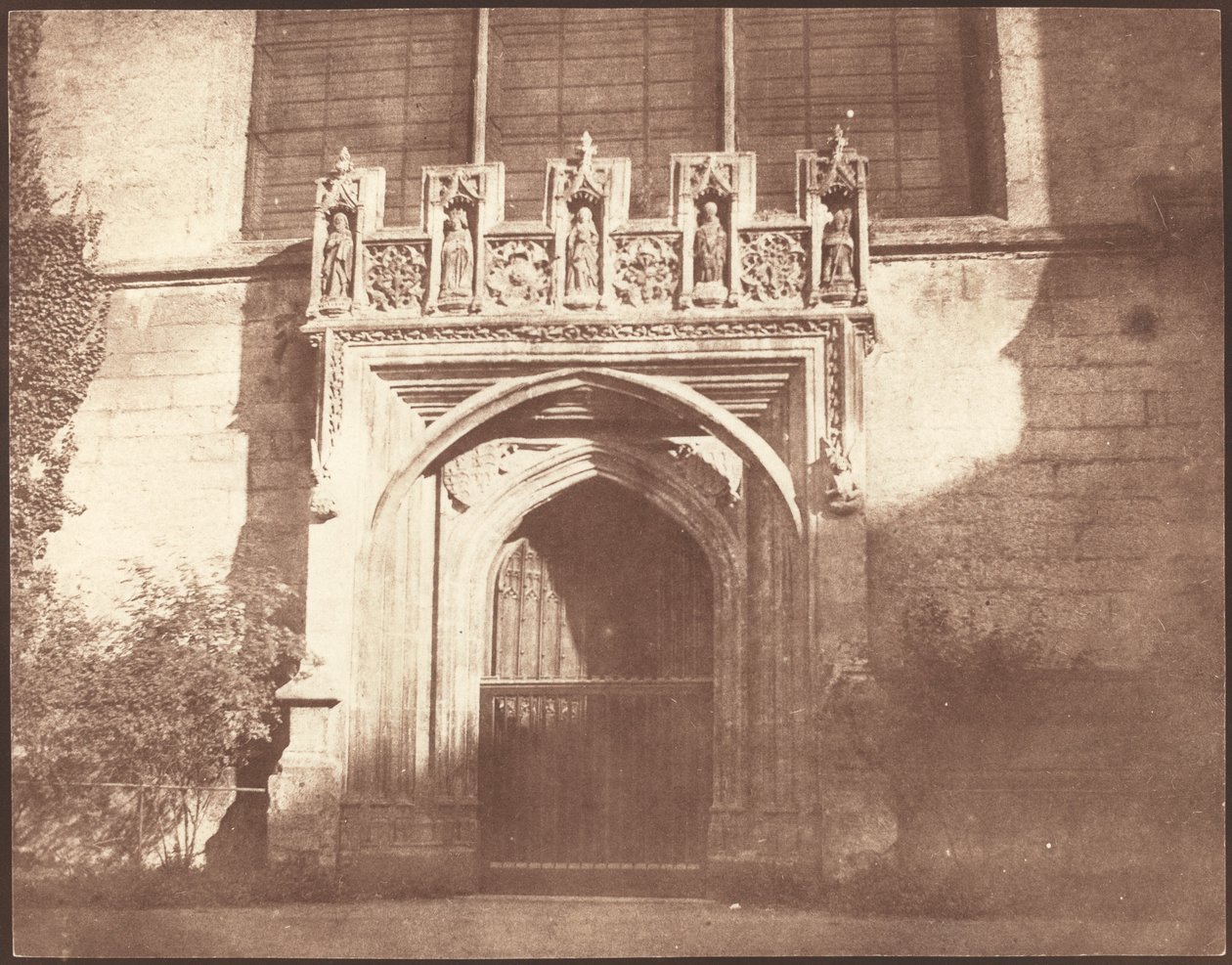 En eldgammel dør i Magdalen College, Oxford av William Henry Fox Talbot