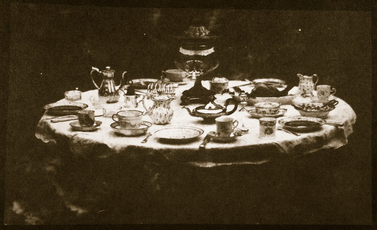 Et elegant dekket bord, ca. 1841 (saltpapirtrykk fra calotype negativ) av William Henry Fox Talbot