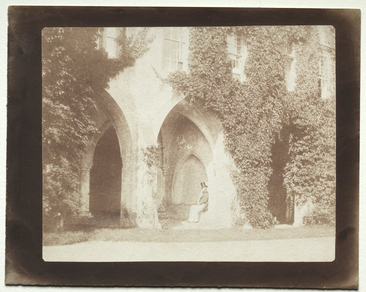 Calvert Jones sitter i sakristiet i Lacock Abbey av William Henry Fox Talbot
