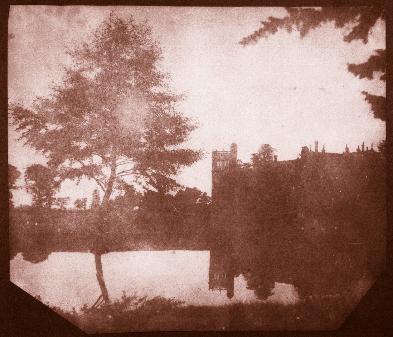 Lacock Abbey i refleksjon, ca. 1840 (saltpapirtrykk fra calotype negativ) av William Henry Fox Talbot
