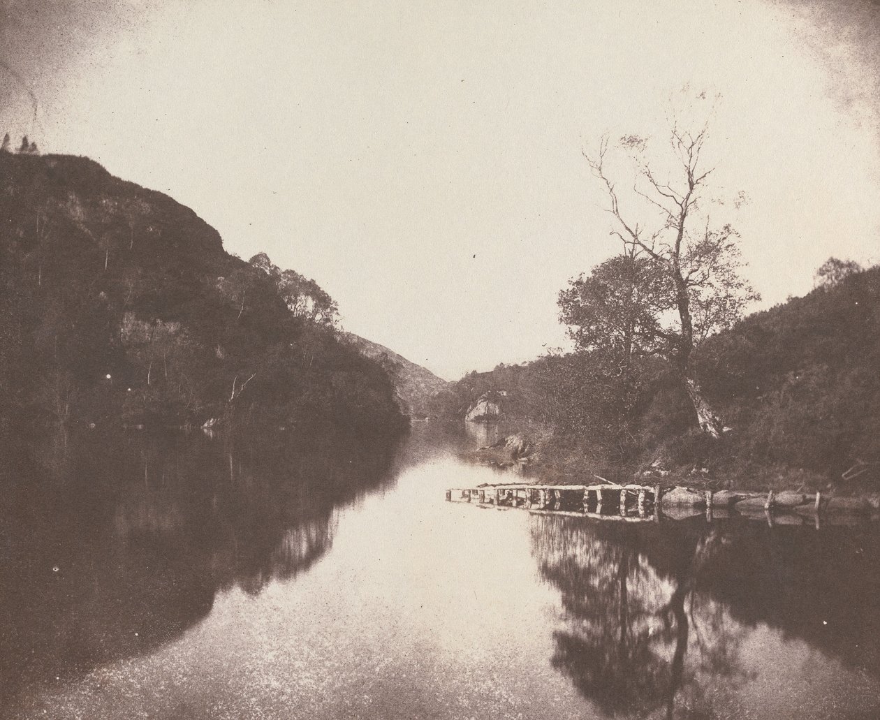 Brygge ved Loch Katrine, scene fra «Sjøens frue» av William Henry Fox Talbot