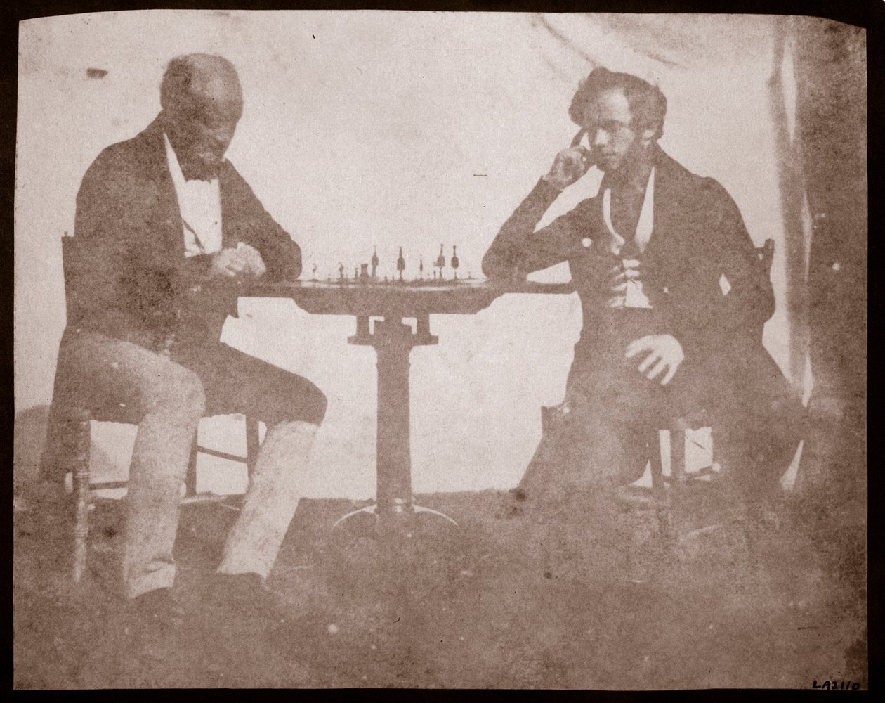 Nicolaas Henneman vurderer sitt trekk i et parti sjakk, september 1841 (saltpapirtrykk fra kalorinegativ) av William Henry Fox Talbot