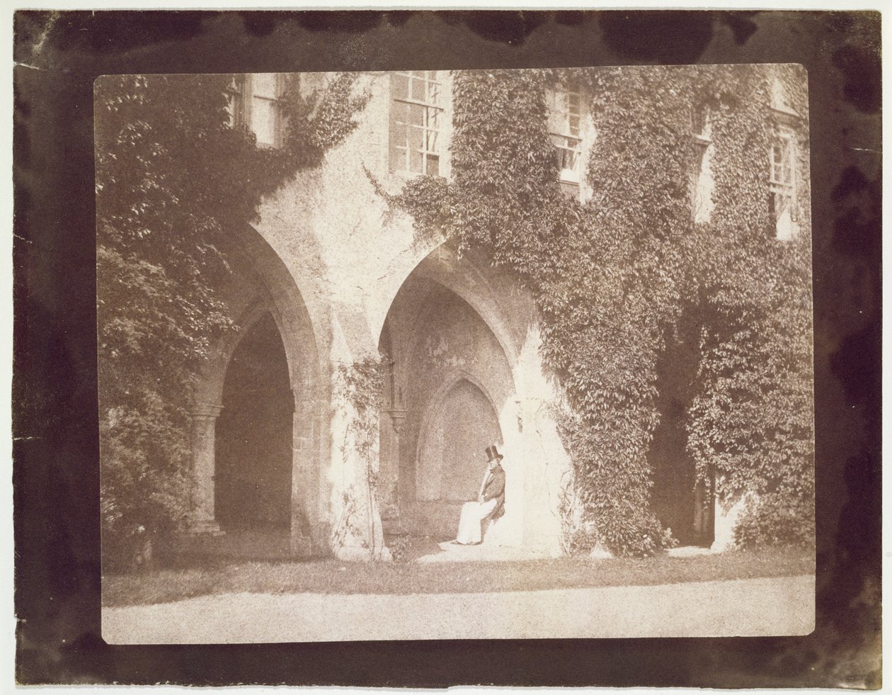 Pastor Calvert Jones satt i Cloisters, Laycock Abbey, ca. 1847 (saltpapirtrykk fra kalotype negativ) av William Henry Fox Talbot