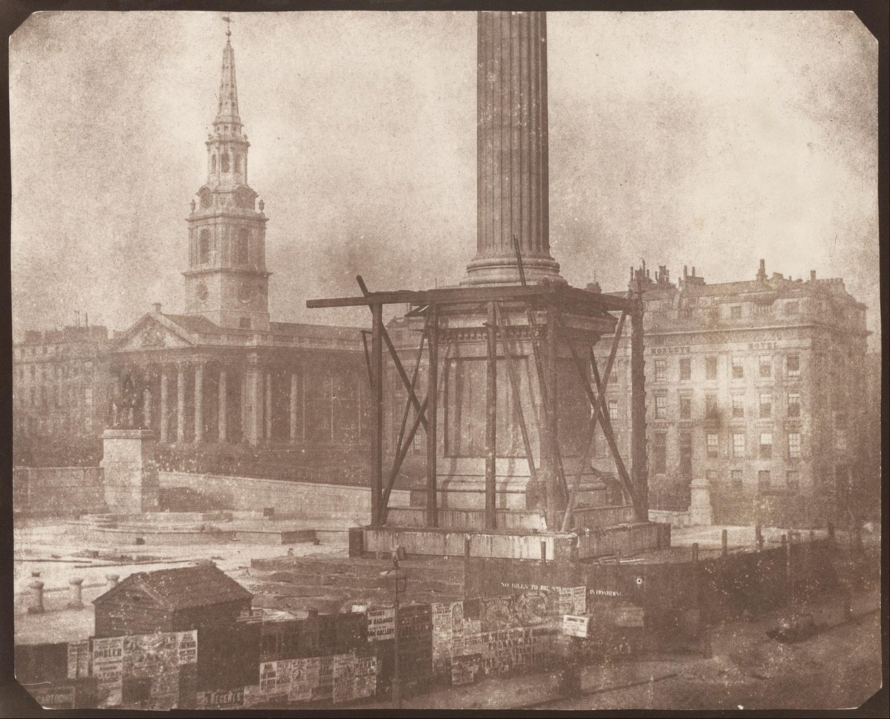 Nelson-søylen på Trafalgar Square under oppføring av William Henry Fox Talbot