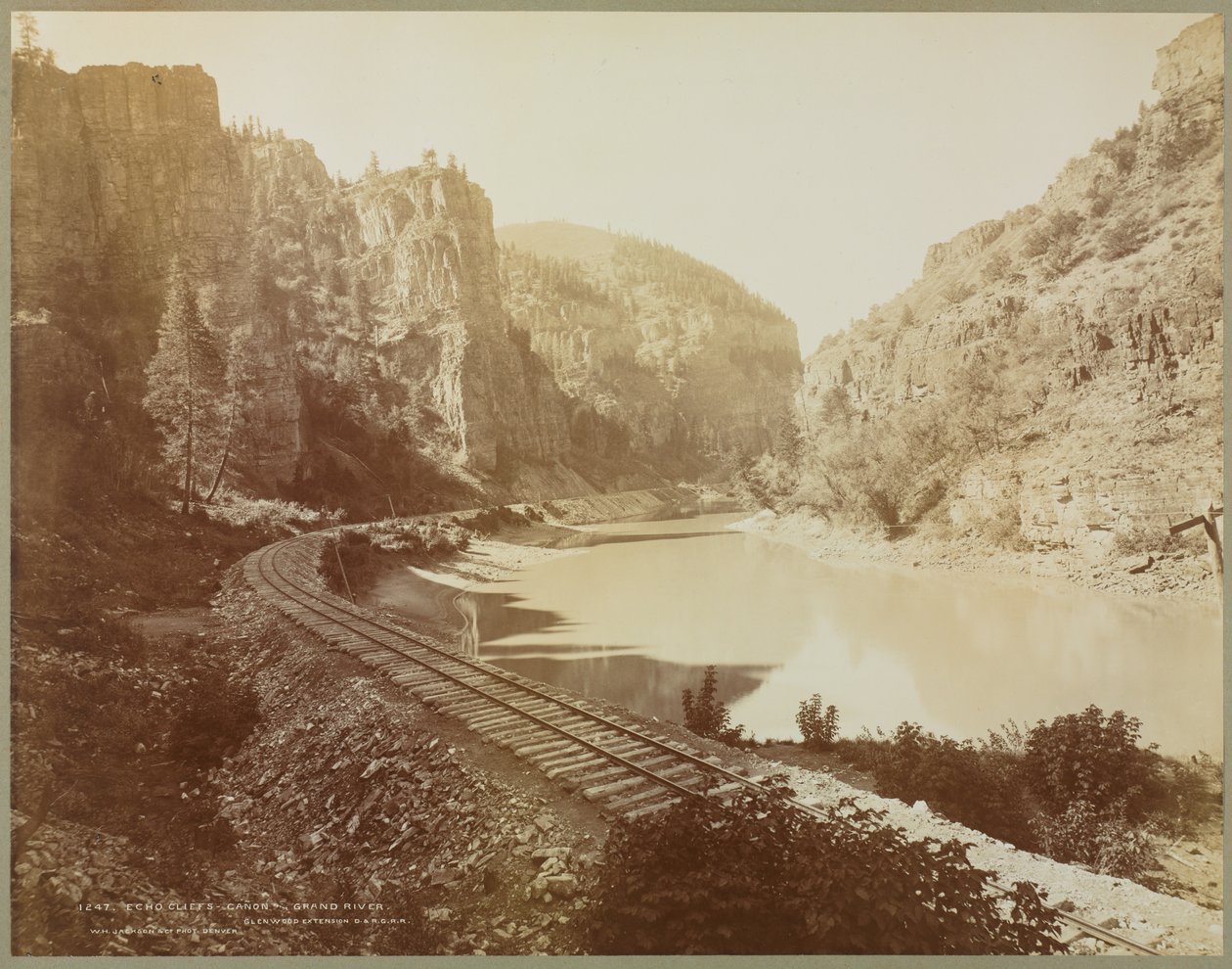 Echo Cliffs, Canyon of the Grand River, Glenwood Extension, Colorado, 1885. av William Henry Jackson