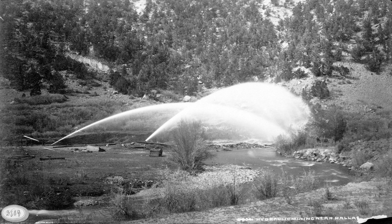 Hydraulisk gruvedrift nær Dallas, ca. 1882-1900 av William Henry Jackson