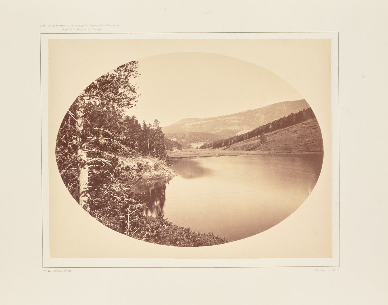 Mystic Lake, kilden til East Gallatin av William Henry Jackson