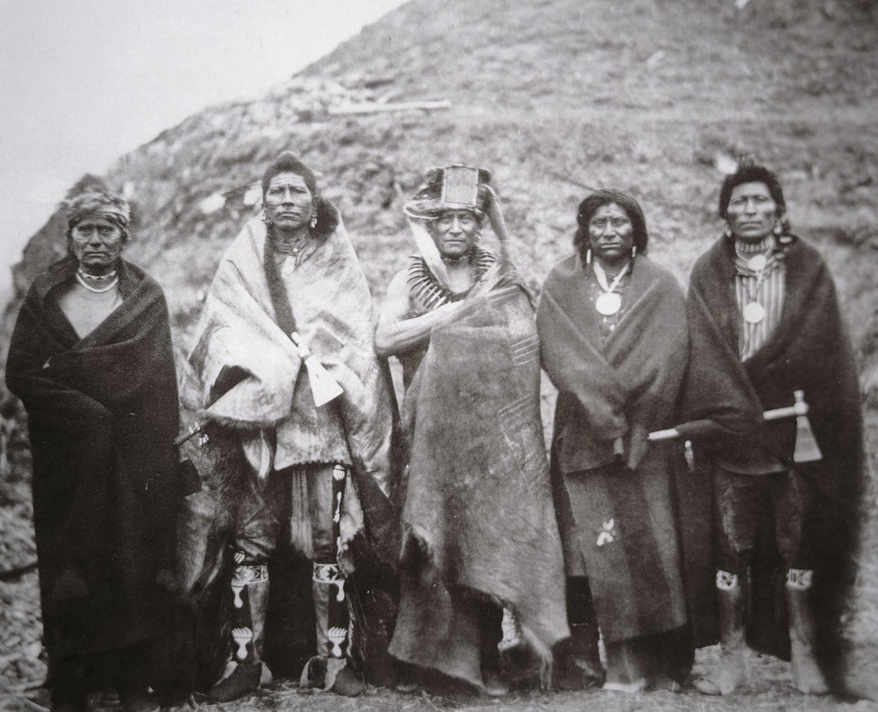 Pawnee-folk foran en tribal jordhytte, ca. 1869 (s/hvitt-bilde) av William Henry Jackson