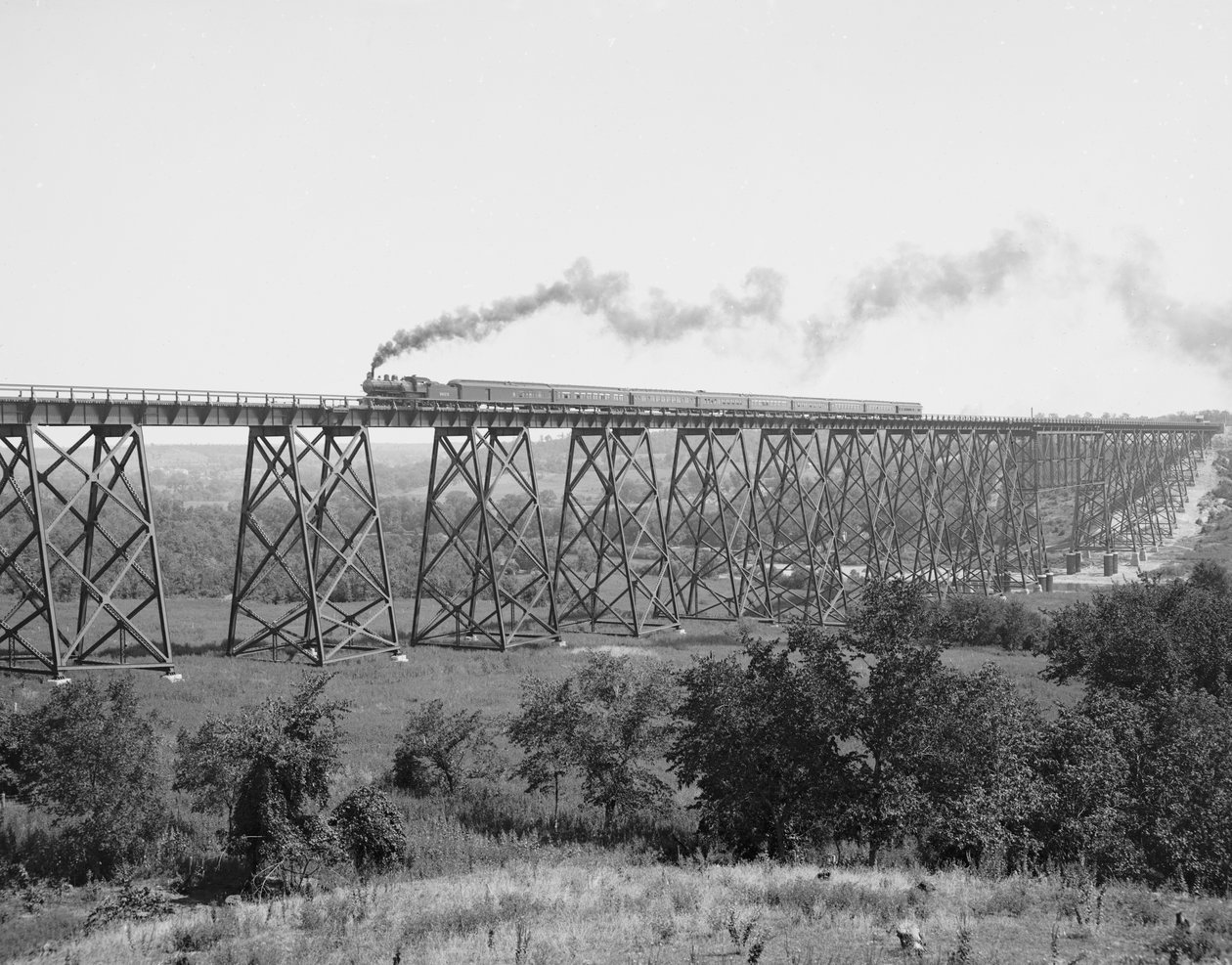 Jernbanebroen over Des Moines-elven, ca. 1900 (s/hvitt-bilde) av William Henry Jackson