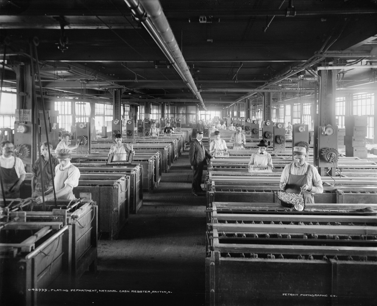 Arbeidere i Plating Department, National Cash Register Company, Dayton, Ohio, USA, ca. 1902 (s/hvitt-bilde) av William Henry Jackson
