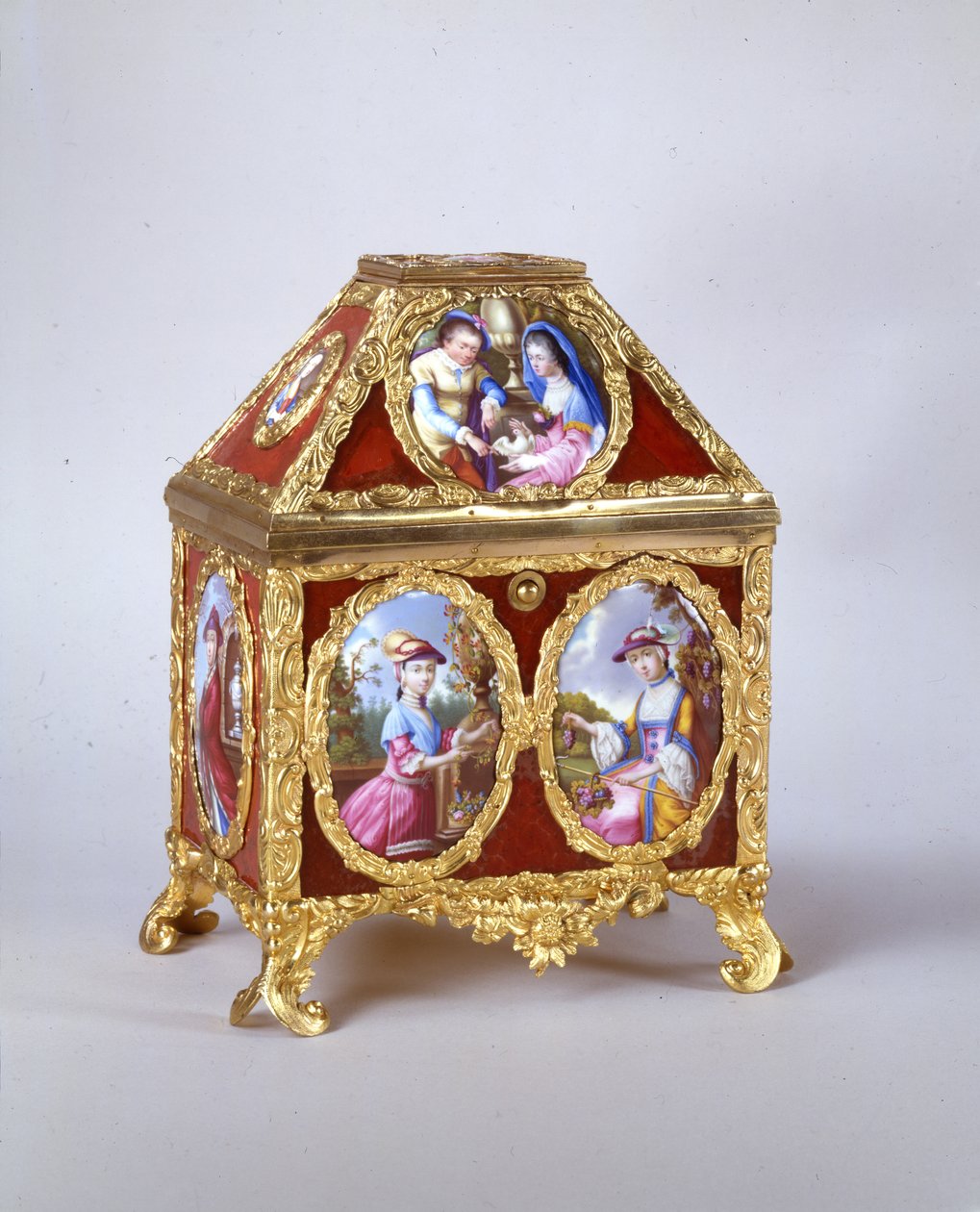 George III kiste som inneholder en kantklokke på samme måte som James Cox, ca. 1770 (forgylt metall, emalje og verre-eglomise) (se også 741846) av William Hopkins Craft