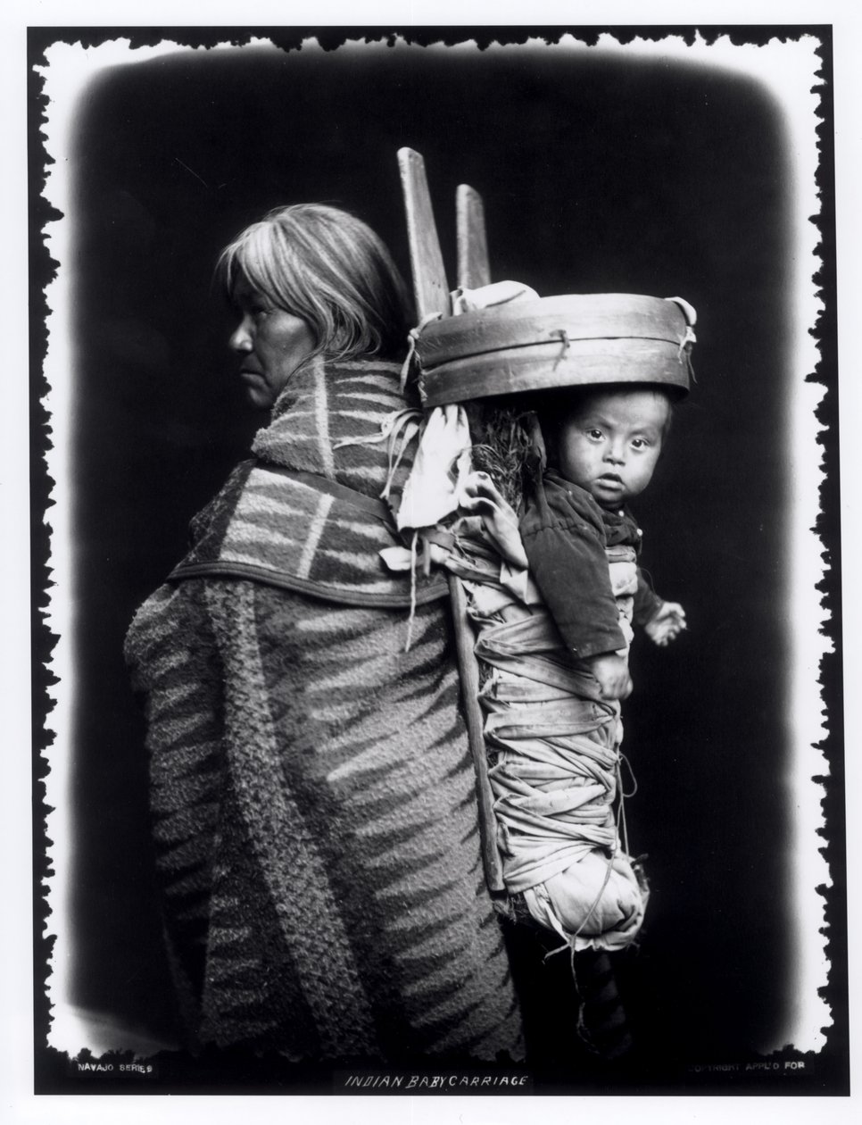 Navajo-kvinne som bærer en papoose på ryggen, ca. 1914 (bw-bilde) av William Carpenter