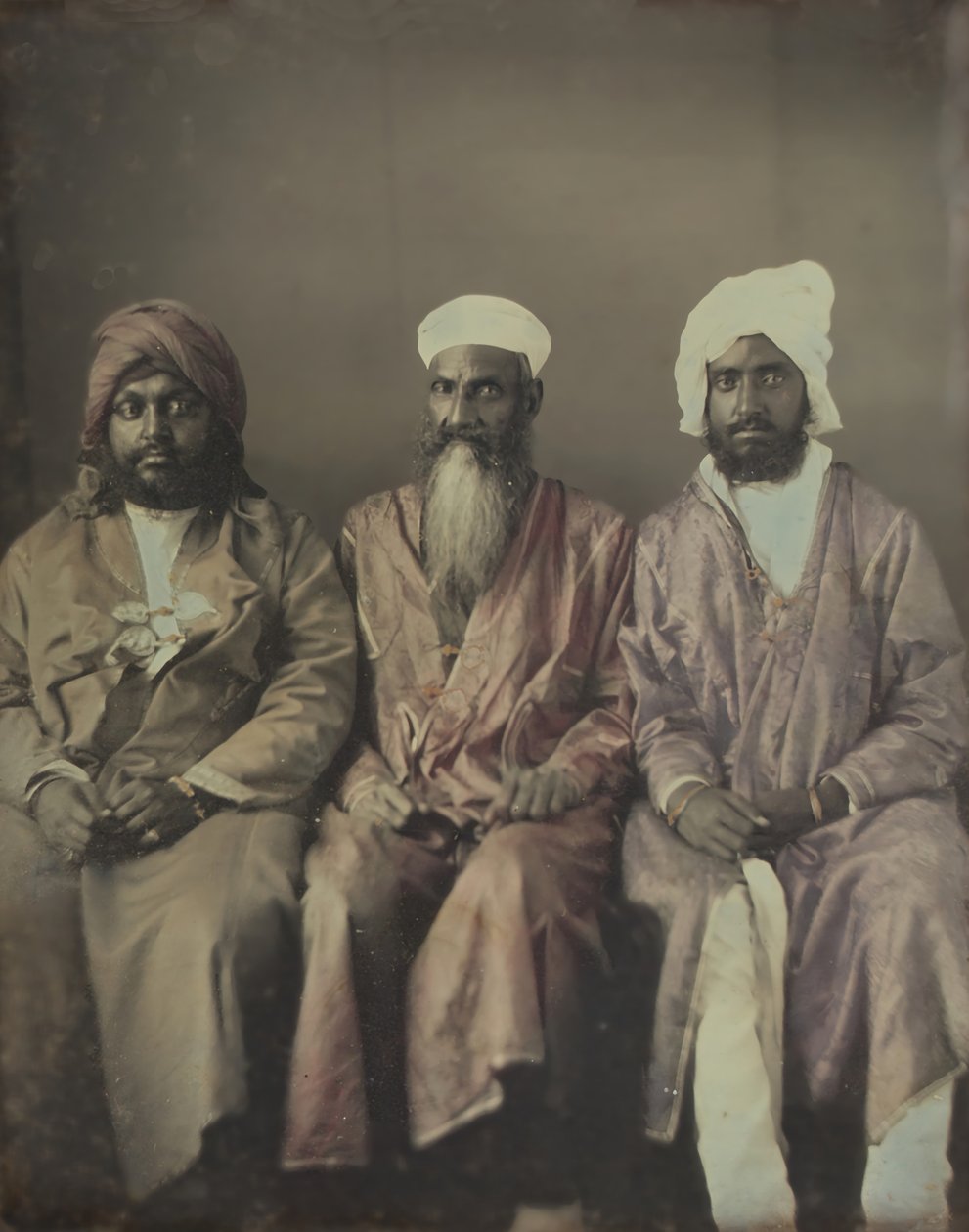 Uten tittel portrett av tre sittende menn som bærer turbaner, 1853. av William Johnson