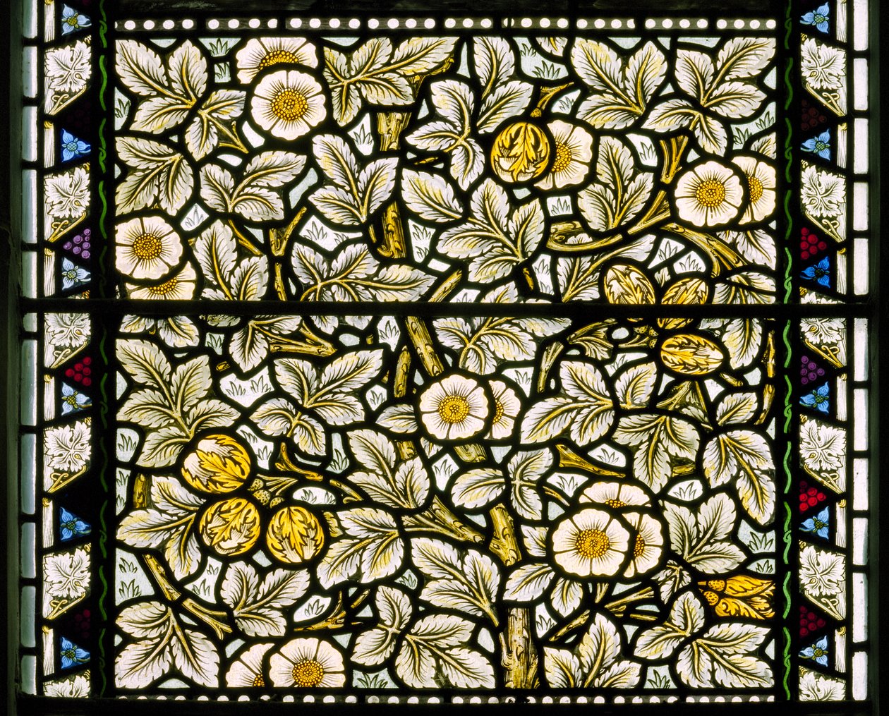 Kirkcaldy Old Kirk, Morris & Co., William Morris, Wild Roses & Hasselnuts, 1886 av William Morris