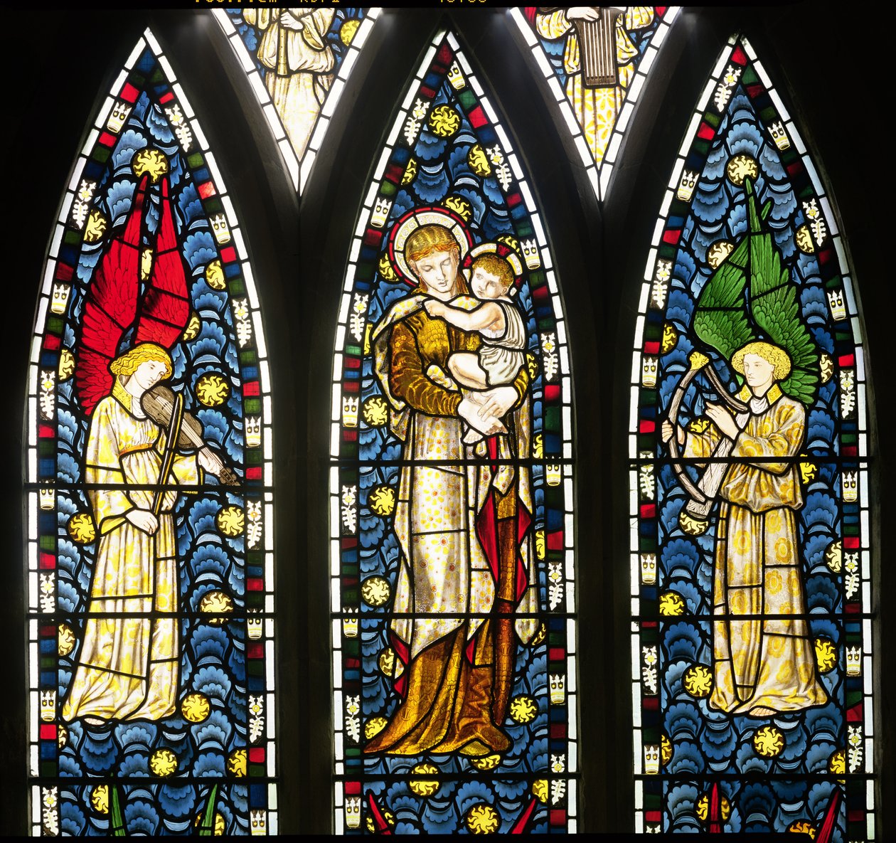 Madonna og barn med to engler, detalj av øvre halvdel av englenes vindue, 1869 farget glass detalj av 120165 av William Morris
