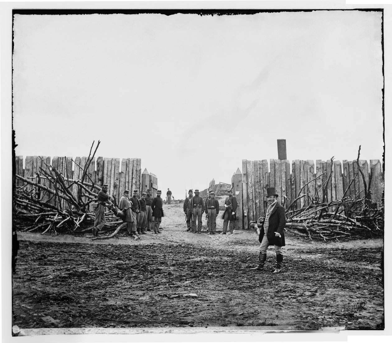Bakre inngang til Fort Corcoran på toppen av Arlington Heights, Virginia, vinter ca. 1862 av William Morris Smith
