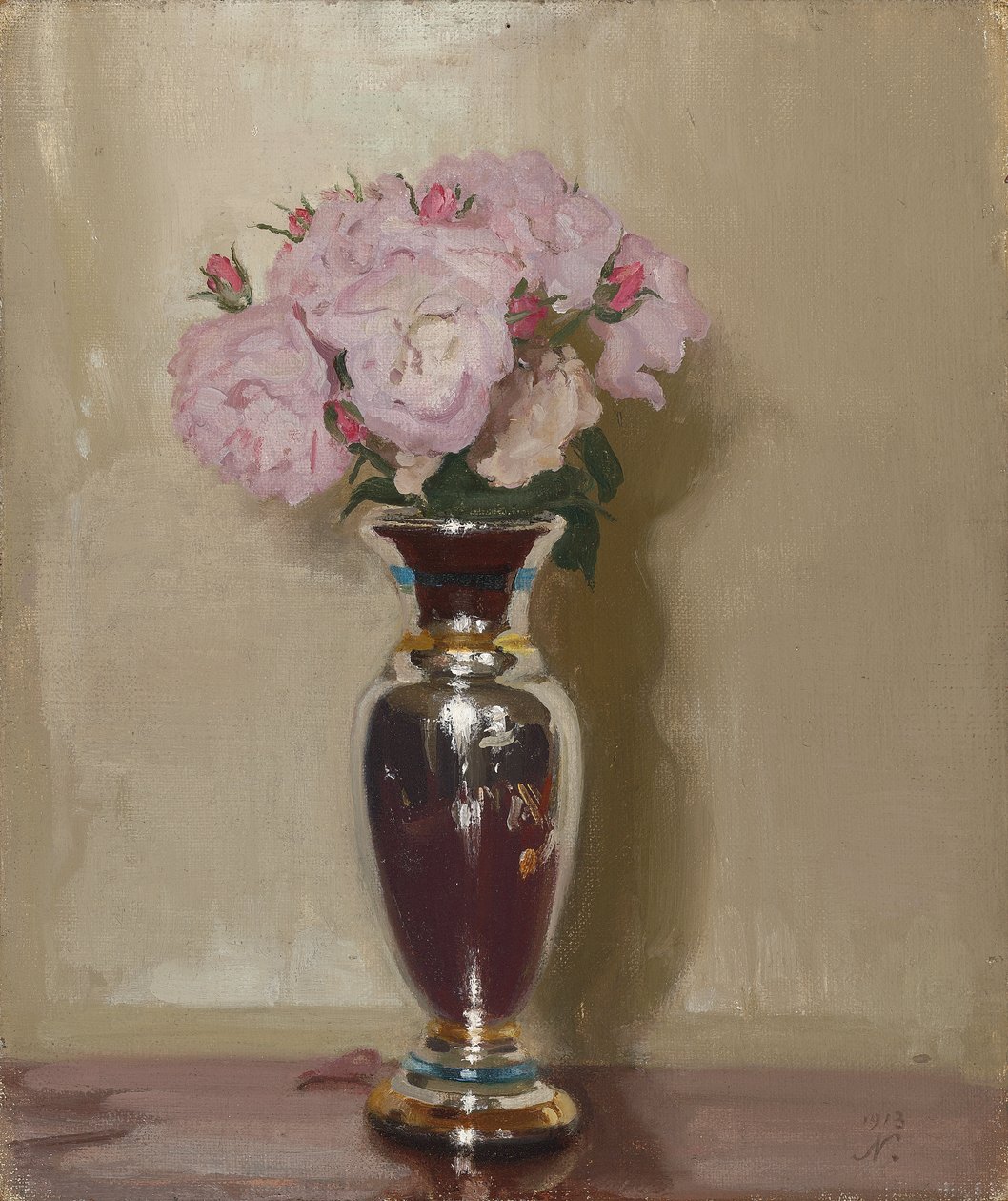 Rosa roser i en sølvglansvase av William Nicholson