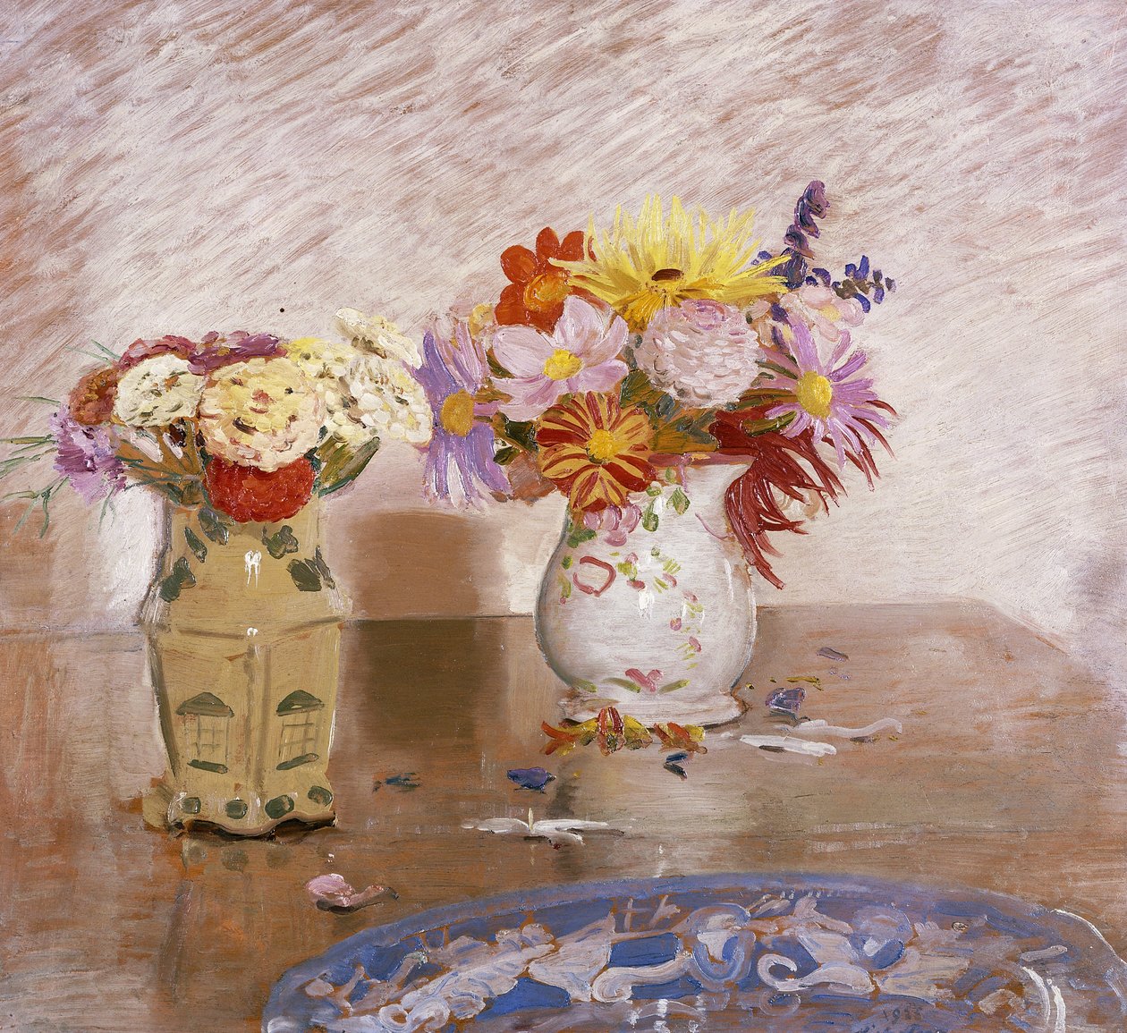To vaser med blomster og en blå tallerken av William Nicholson