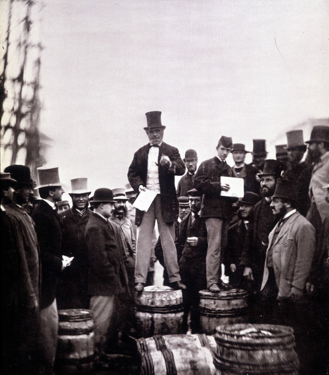 Scene for politisk diskurs på gaten: mannen står på en tønne og snakker til en utelukkende mannlig folkemengde. Fotografi av William Notman (1826-1891), Musee McCord Museum, Montreal. Slutten av 1800-tallet av William Notman