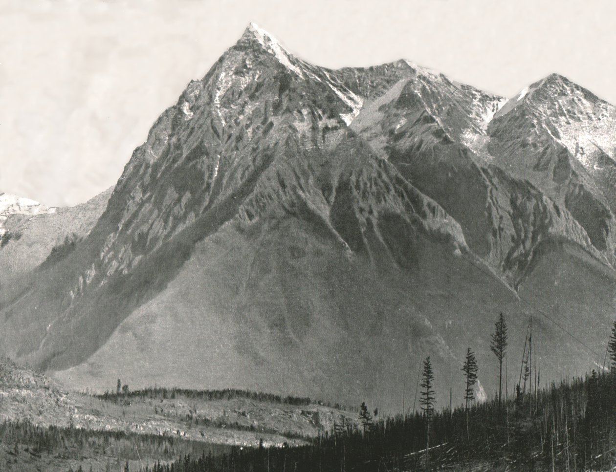 The Rockies: Chancellor Peak, Leanchoil, Canada, 1895. av William Notman and Son