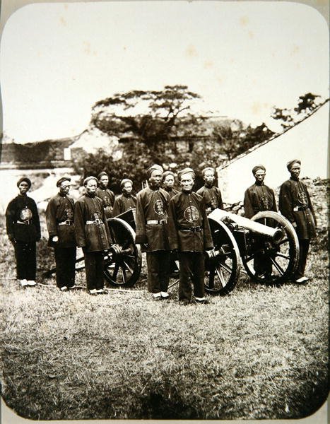 Kinesiske soldater, ca. 1875 (albumintrykk) av William Saunders