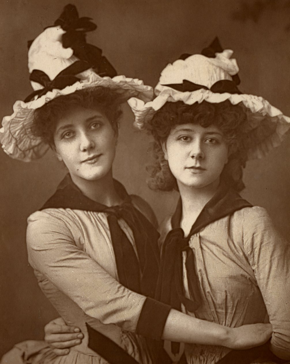 Two Roses, Maude Millett og Annie Hughes, britiske skuespillerinner, 1888 av William and Daniel Downey