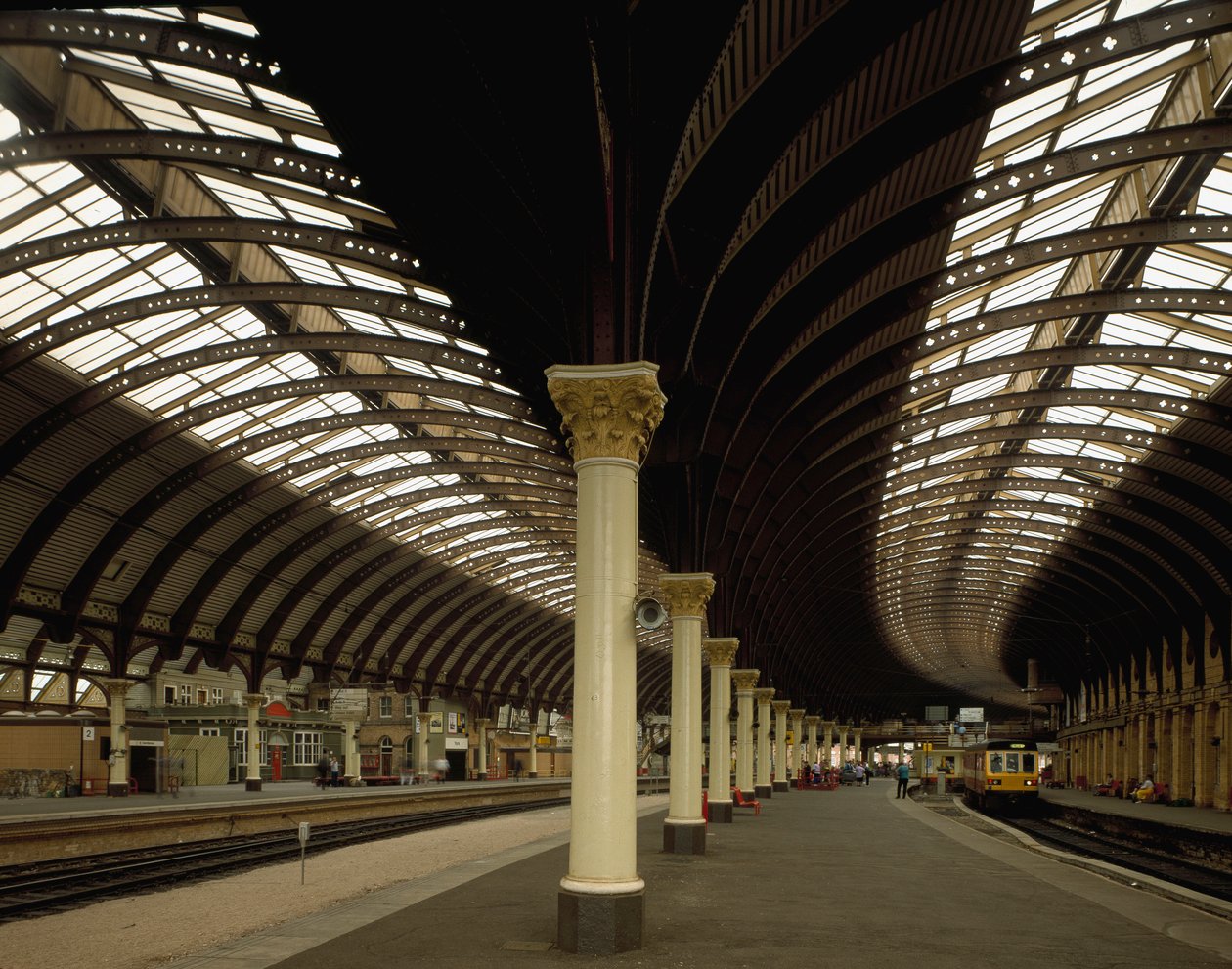 Utsikt over York sentralstasjon designet av arkitektene William Peachy og Thomas Prosser (1800-tallet). 1870-1877 England av William and Prosser Thomas Peachy