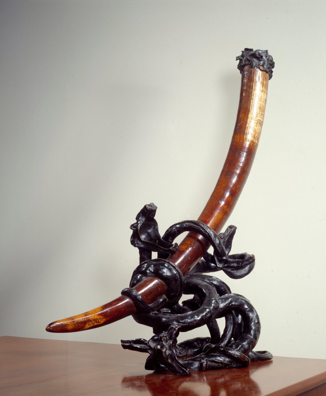 Kampen mellom godt og ondt. Elefantforsvarsmontert elfenbensbronsepatina. Realisert av Leopold Van Strydonck (1861 - 1937) av William van Strydonck