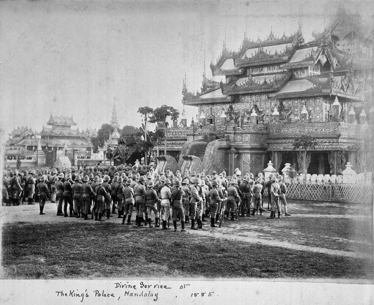 ?Gudstjeneste ved Kongens palass, Mandalay, 1885?. av Willoughby Wallace Hooper