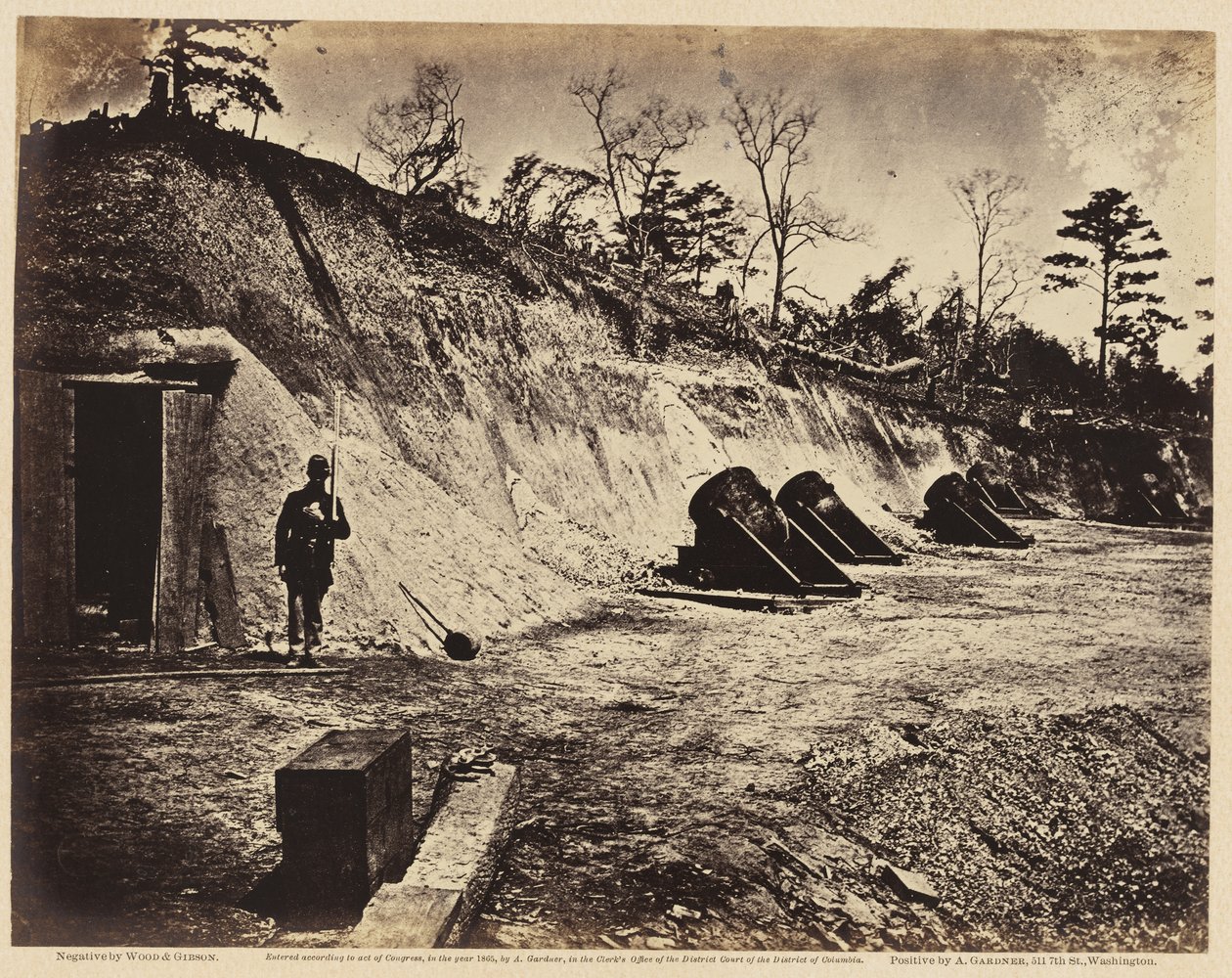 Batteri nr. 4, nær Yorktown, mai 1862 (albumintrykk montert på vevd papir) av Wood and Gibson Wood and Gibson