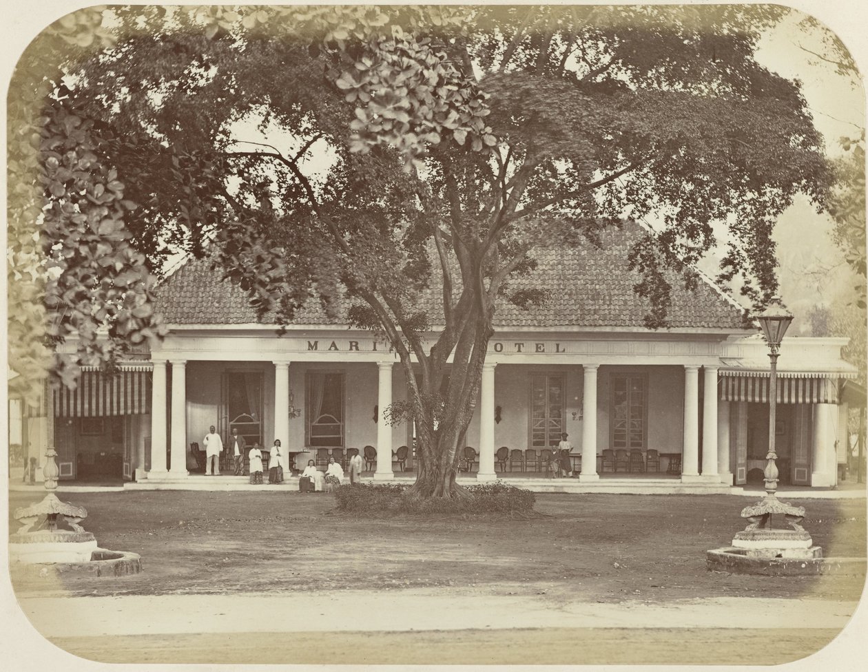 Marine Hotel te Batavia av Woodbury and Page
