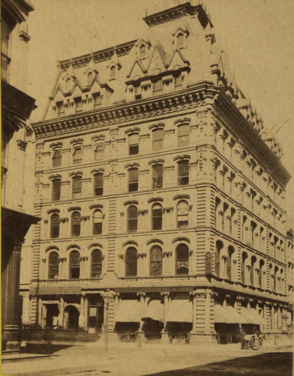 sanger Symaskinbedriftsbygning. Fifth Street (Broadway) og Locust Street. Bygget på begynnelsen av 1870 -tallet av Woodward Stereoscopic Company