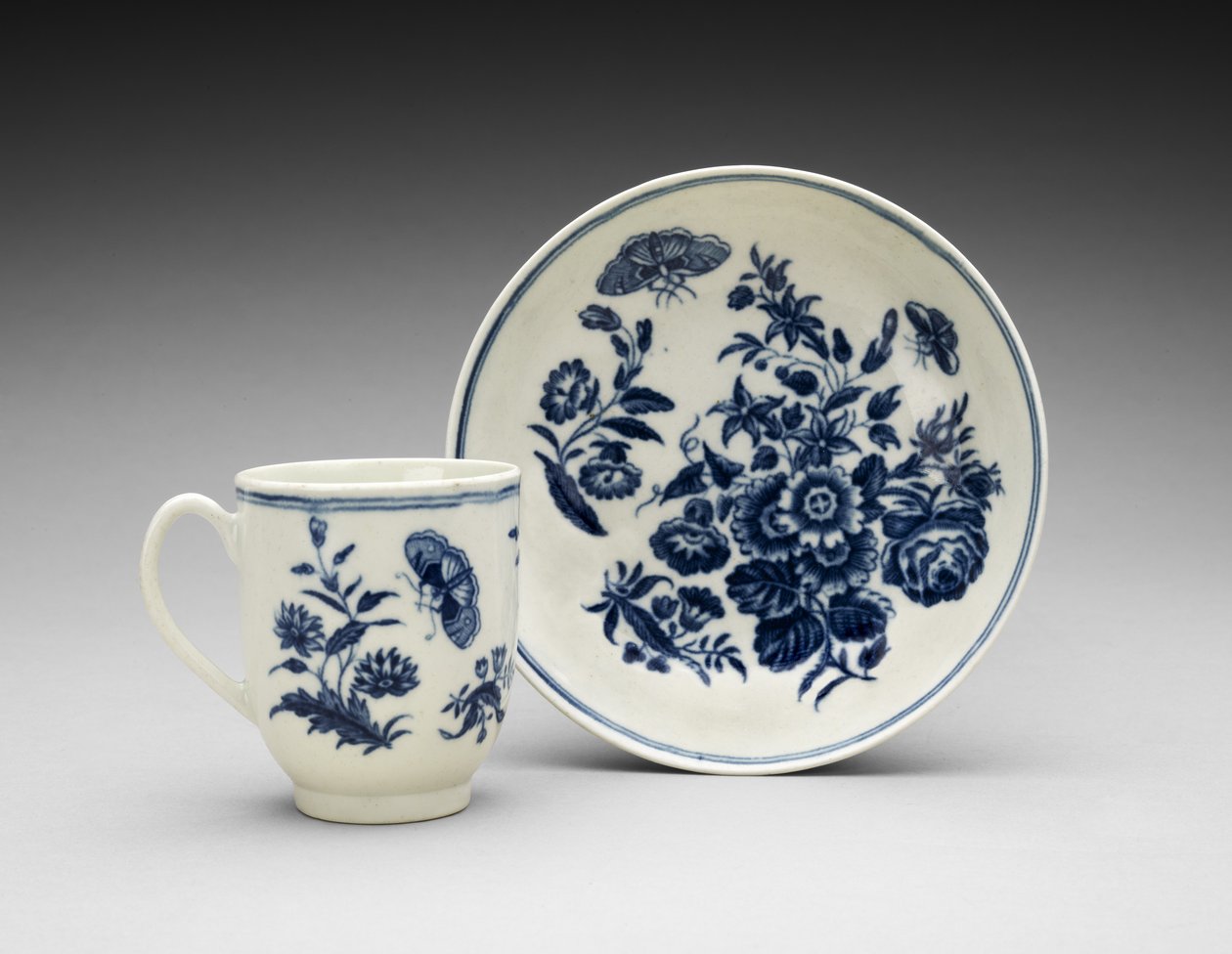 Kaffekopp og tallerken, ca. 1770-1783 (myklimt porselen med overføringstrykk) av Worcester Porcelain Manufactory
