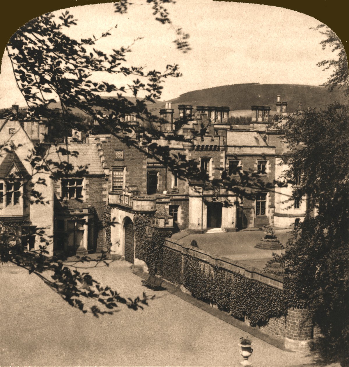 Abbotsford, hjemmet til Sir Walter Scott, Skottland, 1896. av Works and Sun Sculpture Studios