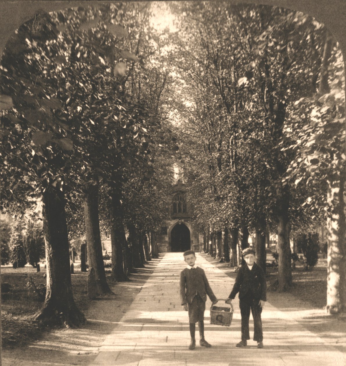 Approach to Trinity Church, Stratford on Avon, England, 1905. av Works and Sun Sculpture Studios