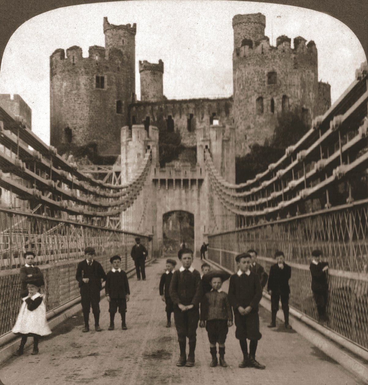 Conway, Wales, middelalderslott og bro, 1901. av Works and Sun Sculpture Studios