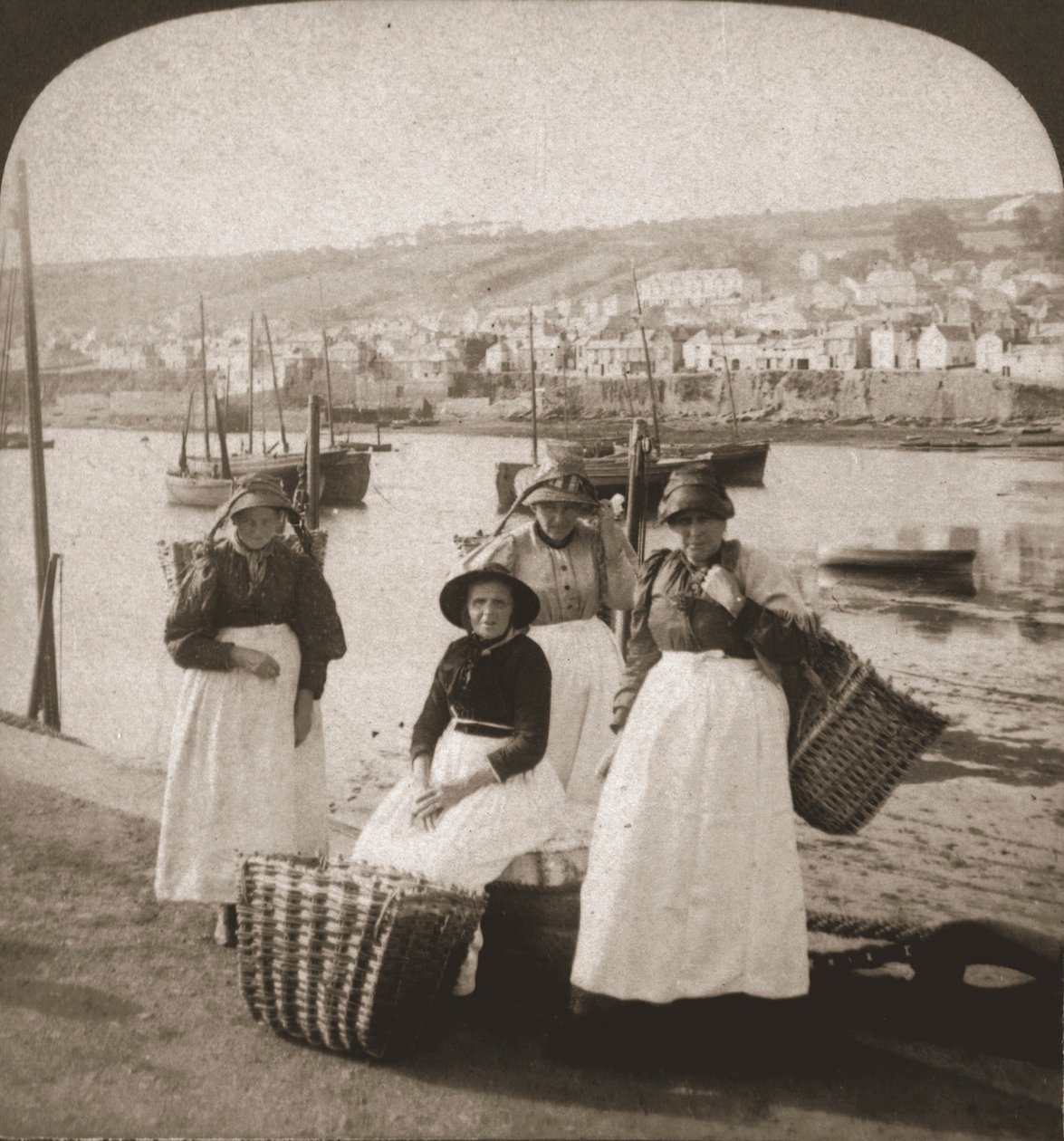 Fishwives i Newlyn, Cornwall, 1900. av Works and Sun Sculpture Studios